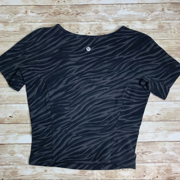 Lululemon Nulu Cropped Slim Yoga Short Sleeve Black grey animal print EUC 2 - Picture 5 of 9